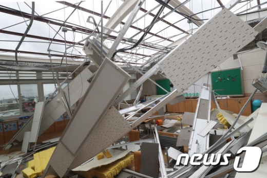 2일 제주 구좌초등학교의 한 교실이 18호 태풍 '미탁'이 몰고 온 강풍으로 인해 지붕이 무너져 내린 모습. /사진=뉴스1