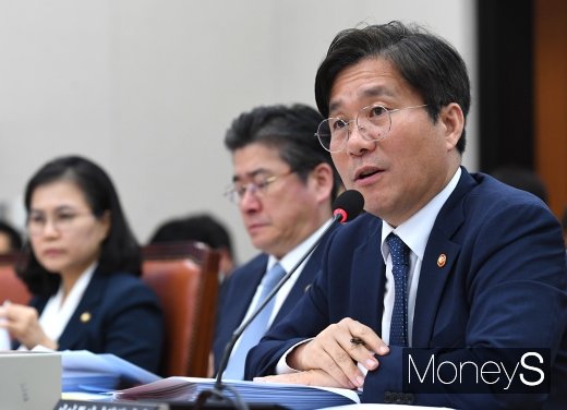 [머니S포토] 질의에 답하는 성윤모 산업통상자원부 장관