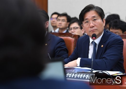 [머니S포토] 질의 듣는 성윤모 산업통상자원부 장관