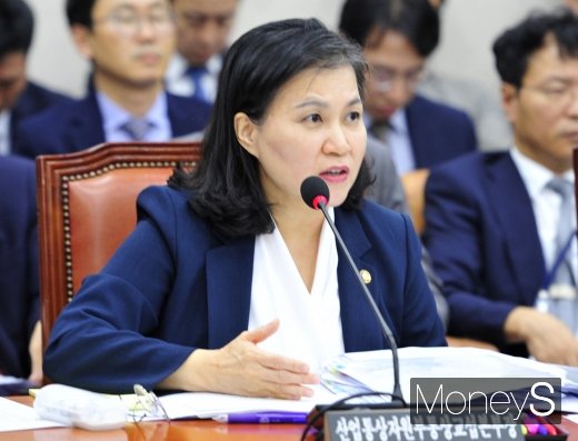 [머니S포토] 질의에 답하는 유명희 통상교섭 본부장