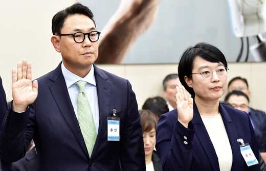 여민수 카카오 공동대표(왼쪽)와 한성숙 네이버 대표가 국감장에서 선서하고 있다. /사진=임한별 기자