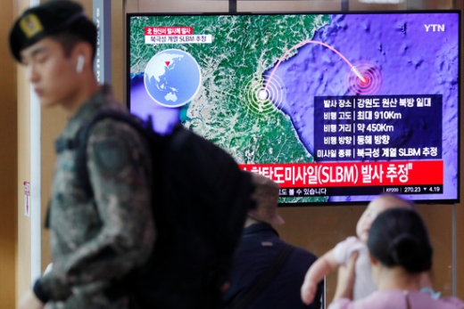 2일 서울역 플랫폼에서 시민들이 북한 미사일 발사 관련 보도를 시청하고 있다. /사진=로이터