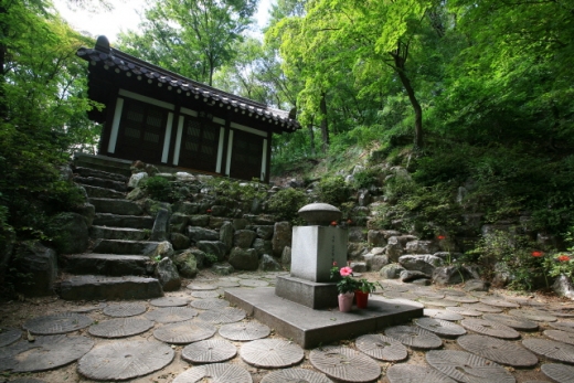 길상화공덕비와 사당. /사진제공=한국관광공사