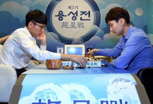 2일 제2기 용성전 결승3번기 1국에서 맞붙은 신진서 9단과 박정환 9단. /사진제공=한국기원