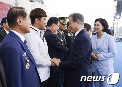 문재인 대통령과 김정숙 여사가 1일 대구 공군기지에서 열린 제71주년 국군의 날 기념식을 마친 후 북한군의 목함지뢰 도발로 두 다리를 잃은 하재헌 예비역 중사와 대화하고 있다. /사진=뉴스1