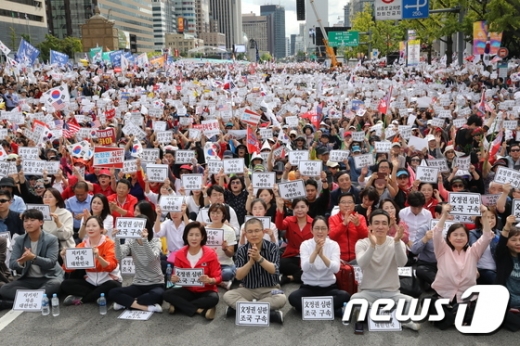 황교안 자유한국당 대표, 나경원 원내대표 등이 3일 오후 서울 광화문광장에서 열린 '문재인 정권의 헌정유린 중단과 위선자 조국 파면 촉구 광화문 규탄대회'에서 구호를 외치고 있다. /사진=뉴스1