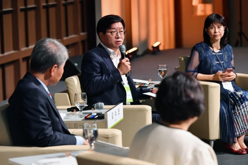 국내외 도시 전문가들이 모여 지속가능한 주거정책 방향을 논의하는 '2019 아시아 인간도시 수원포럼'이 2일 수원컨벤션센터에서 열렸다. 염태영 수원시장(왼쪽에서 2번째)이 정택토크 패널로 참석해 토론하고 있다. / 사진제공=수원시
