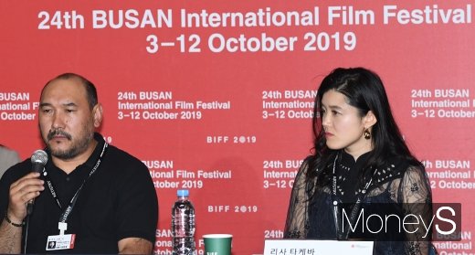 [머니S포토] BIFF 개막작 연출한 예를란 누르무함베토프·리사 타케바