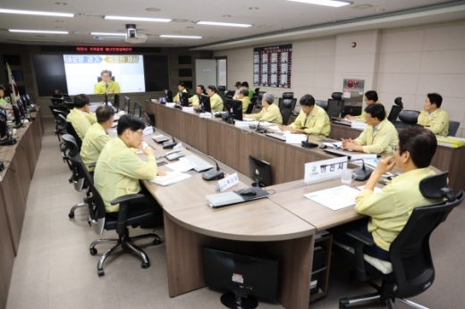이천시는 2일 아프리카돼지열병(ASF) 의심신고가 접수됨에 따라 이대직 부시장 주재로 오후 5시 각 상황과 분야별로 농가를 집중관리하기 위해 읍면동장 회의를 개최했다. / 사진제공=이천시