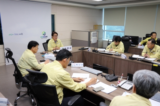 2일 이천시 아프리카돼지열병 재난안전대책본부에서 열린 ASF점검회의에서 참석자들이 이재명 도지사의 지시사항을 영상으로 시청하고 있다. / 사진제공=이천시