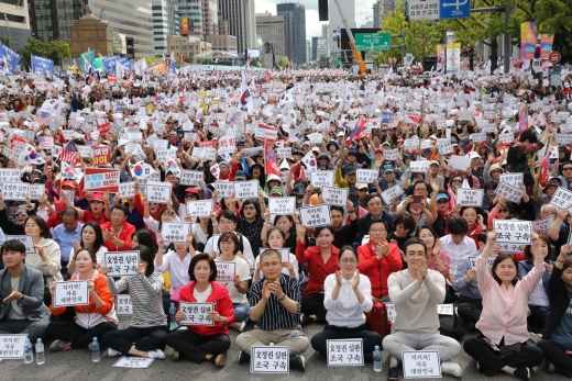 황교안 자유한국당 대표, 나경원 원내대표 등이 3일 오후 서울 광화문광장에서 열린 '문재인 정권의 헌정유린 중단과 위선자 조국 파면 촉구 광화문 규탄대회'에서 구호를 외치고 있다. /사진=뉴스1 DB
