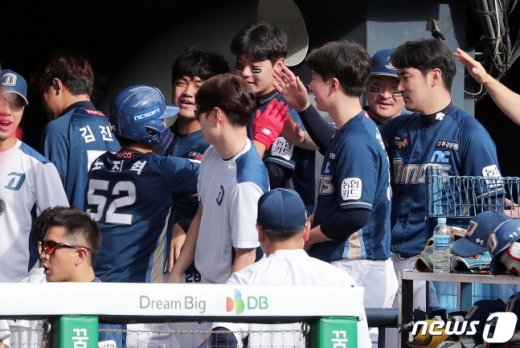 일 오후 서울 송파구 잠실야구장에서 열린 '2019 KBO리그' 프로야구 포스트시즌 와일드카드 결정전 1차전 LG 트윈스와 NC 다이노스의 경기 5회초 NC 노진혁이 솔로 홈런을 친 후 동료 선수들과 기뻐하고 있다./사진=뉴스1