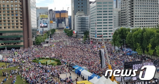 자유한국당과 문재인 하야 범국민투쟁본부 소속 보수단체들이 3일 오후 서울 광화문 일대에서 문재인 정부를 비판하고 조국 장관의 사퇴를 촉구하는 집회를 갖고 있다./사진=뉴스1