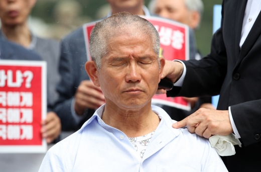 김문수 전 경기도지사가 지난 9월17일 오전 서울 종로구 청와대 분수대 앞에서 조국 법무부장관 퇴진과 문재인 대통령 하야를 촉구하며 삭발을 하고 있다. /사진=뉴스1 DB
