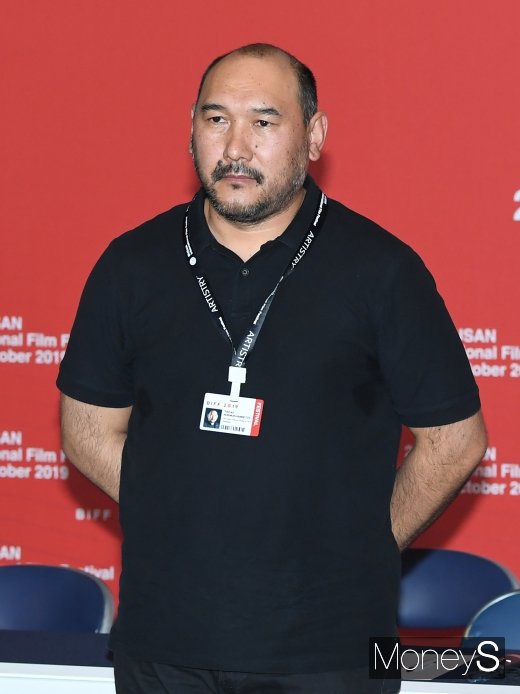[머니S포토] 예를란 누르무함베토프 감독, 진지한 모습으로