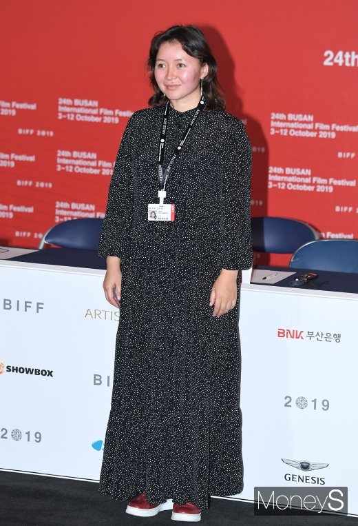 [머니S포토] 샤말 예슬라모바 '미소 머금고 부산 나들이'