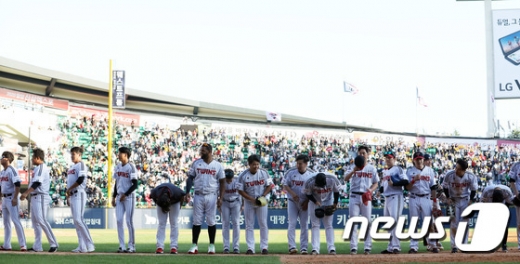 LG 트윈스 선수단이 3일 서울 잠실구장에서 열린 2019 KBO리그 포스트시즌 와일드카드 결정전 1차전에서 NC 다이노스에게 승리한 뒤 팬들에게 인사하고 있다. /사진=뉴스1