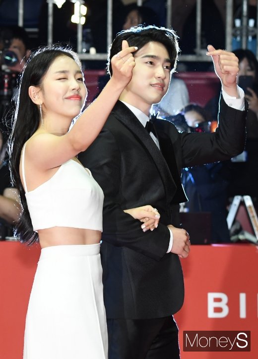[머니S포토] 백아연·진영 '팬들에게 보내는 하트'(부산국제영화제)