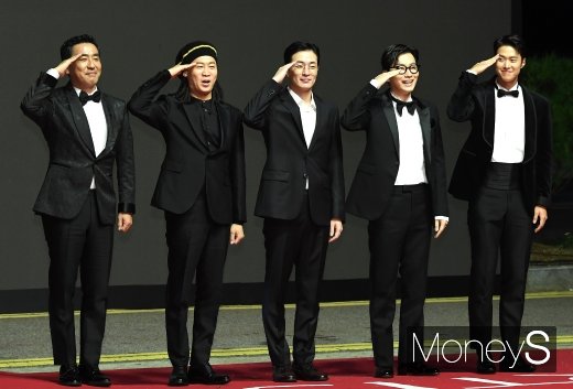 [머니S포토] 류승룡·진선규·이병헌·이동휘·공명 '힘찬 경례'(부산국제영화제)