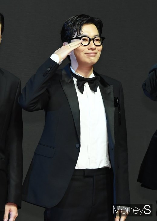 [머니S포토] 이동휘 '턱시도 입고 경례'