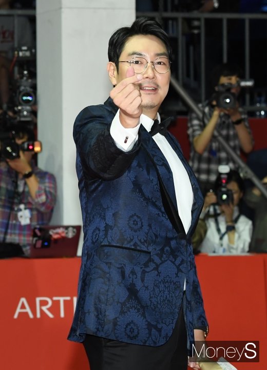[머니S포토] 조진웅 '하트 발사'