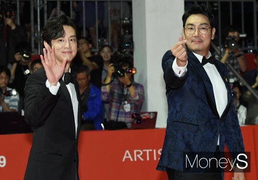 [머니S포토] 권율·조진웅 '손인사와 하트'(부산국제영화제)