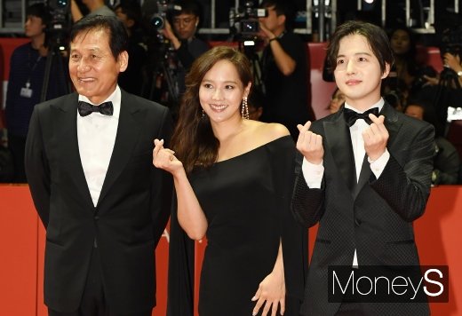 [머니S포토] 안성기·유진·김혜성 '레드카펫에서 포즈~ '