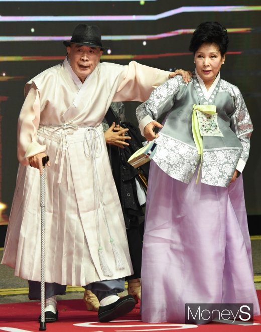 [머니S포토] 김희라 '아내 김수연과 함께'(부산국제영화제)