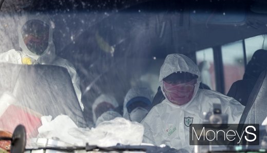 아프리카 돼지열병이 국내 처음으로 확진 판정된 지난 17일 방역 당국 직원들이 확진 판정을 받은 경기 파주시의 한 양돈농가로 살처분을 위해 진입하고 있다. /사진=임한별 기자 