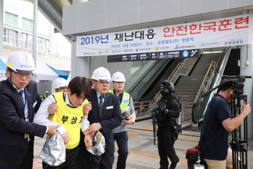 공항철도(AREX)가 지난 2일 영종역에서 16개 유관기관과 합동으로 ‘2019년 재난대응 안전한국훈련’ 시범훈련을 실시했다. 이날 실시한 시범훈련에 참가한 대원들이 사고차량에서 부상당한 승객들을 구조하고 있다. /사진=공항철도(AREX)