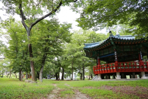 박경리 토지길. 고즈넉한 취간림엔 정자가 들어서 있어 운치를 더한다. /사진제공=한국관광공사