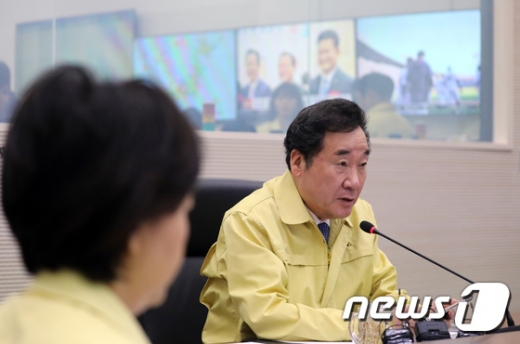 이낙연 국무총리가 4일 정부세종2청사 행정안전부 중앙재난안전상황실에서 열린 태풍피해점검 및 아프리카돼지열병 방역 점검회의에서 모두발언을 하고 있다. /사진=뉴스1