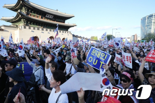 지난 3일 서울 광화문 광장에서 열린 정부 및 조국 법무부 장관 규탄 집회에서 집회 참가자들이 구호를 외치고 있다. /사진=뉴스1