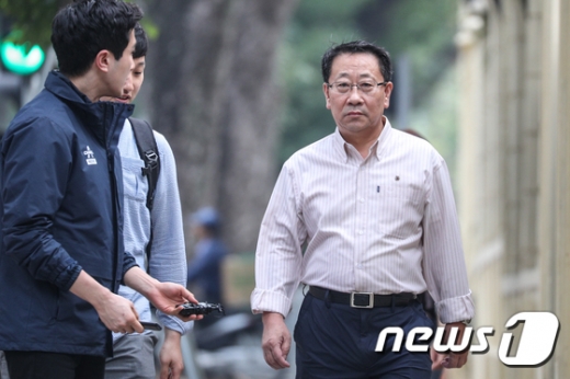 김명길 북한 외무성 순회대사(오른쪽)가 지난 2월20일 베트남 하노이에서 열린 제2차 북미정상회담에 앞서 출근하고 있다. /사진=뉴스1