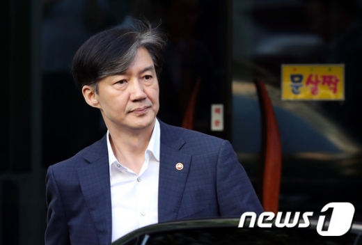 조국 법무부 장관이 4일 정부과천청사 출근을 위해 서울 방배동 자택을 나서고 있다. /사진=뉴스1