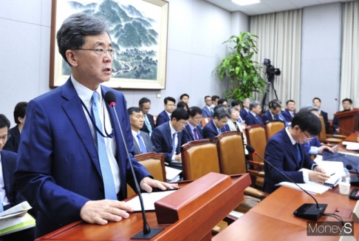 나경원 자유한국당 원내대표가 김현종 청와대 국가안보실 2차장(왼쪽)의 경질을 요구했다. /사진=임한별 기자