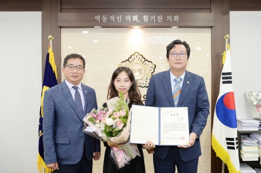 손배찬 파주시의회 의회의장(오른족), 10월 '이달의 칭찬공무원'으로 선정된 조리읍 김민주 주무관(가운데)표창. / 사진제공=파주시의회