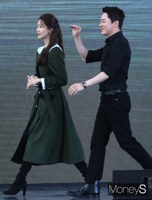 [머니S포토] 윤아·조정석, 유쾌한 등장