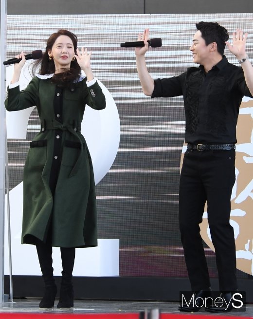 [머니S포토] 윤아·조정석 '900만 돌파댄스'…출구 없는 매력