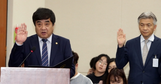 한상혁 방송통신위원회 위원장(왼쪽)이 4일 방통위 국정감사 현장에서 증인 선서를 하고 있다. /사진=뉴스1