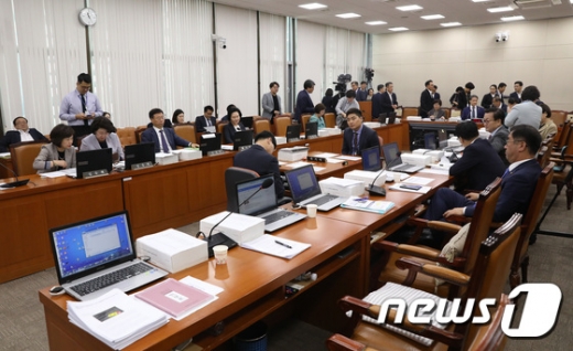 4일 오전 서울 여의도 국회에서 열린 보건복지위원회의 '보건복지부 등에 대한 국정감사'가 의원들의 설전으로 인해 정회돼 자리가 일부 비어있다. /사진=뉴스1