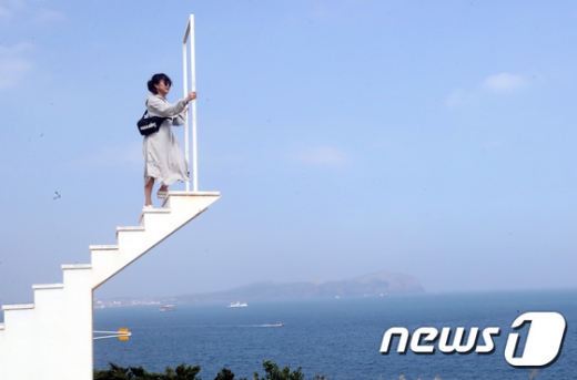 18호 태풍 '미탁'이 완전히 지나간 4일 제주 서귀포시 성산읍에서 한 관광객이 사진을 찍고 있다. /사진=뉴스1
