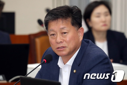 김명연 자유한국당 의원이 지난 2일 서울 여의도 국회에서 열린 복지위 국정감사에서 질의를 하고 있다. /사진=뉴스1