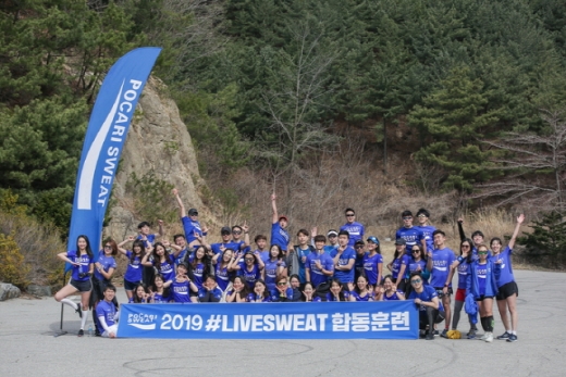 지난 4월13일 강원 춘천시 배후령에서 포카리스웨트 러닝크루가 1기부터 3기까지 합동훈련을 실시한 뒤 기념촬영을 하고 있다. /사진제공=동아오츠카