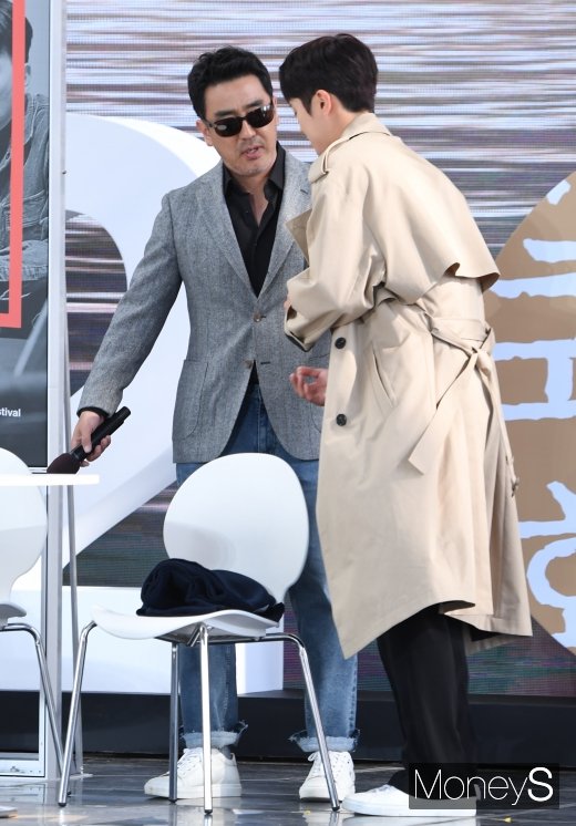 [머니S포토] 서로 자리 양보하는 류승룡과 공명