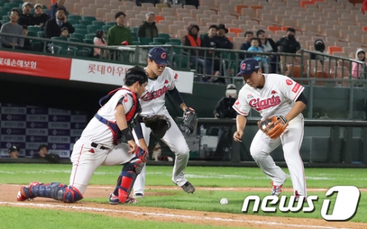롯데 자이언츠 포수 나종덕이 지난해 10월10일 부산 사직구장에서 열린 2018 KBO리그 KT 위즈와의 경기에서 9회초 강백호가 친 뜬공을 놓치고 있다. /사진= 뉴스1