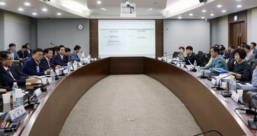 정장선 평택시장이 시의회 의원들과 2020년 추진될 정책을 설명하고 협조를 당부했다. / 사진제공=평택시