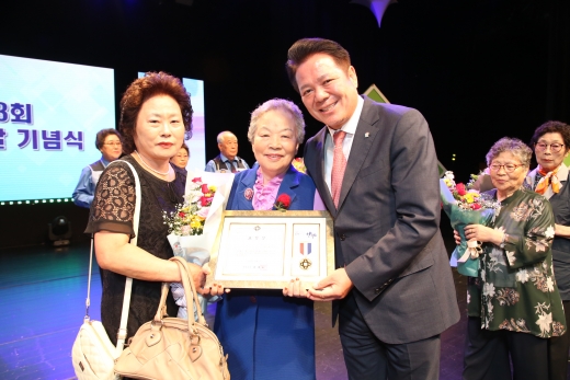 제23회 노인의 날을 기념하는 실버문화축제’를 맞아 최대호 시장이 "어르신과 함께하는 스마트 행복도시 안양 만들 것"이라고 밝혔다. / 이ㅣ하 사진제공=안양시