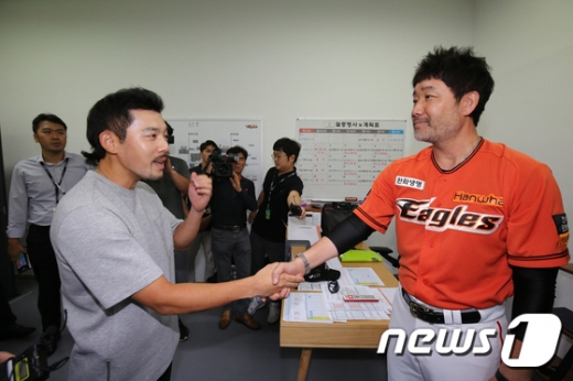 2019시즌 개막을 앞두고 트레이드 요구 파동으로 징계를 받았다가 해제된 한화 이용규가 지난달 1일 오전 대전 한화생명이글스파크를 찾아 한용덕 감독을 만나 사과 인사를 하고 있다. /사진=뉴스1