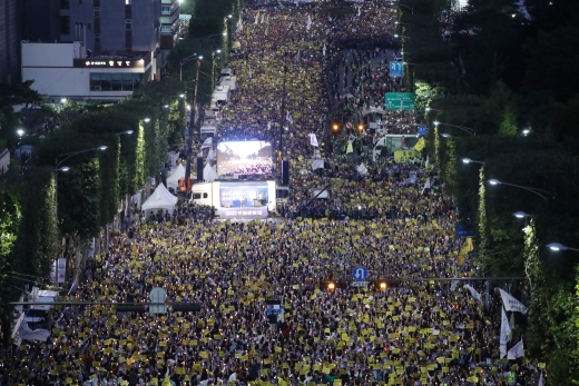 5일 서울시내 곳곳에서 행사와 집회가 열려 도로가 통제된다. 사진은 지난달 28일 서울 서초구 중앙지검 앞에서 열린 ‘제7차 사법적폐 청산을 위한 검찰개혁 촛불문화제’. /사진=뉴시스